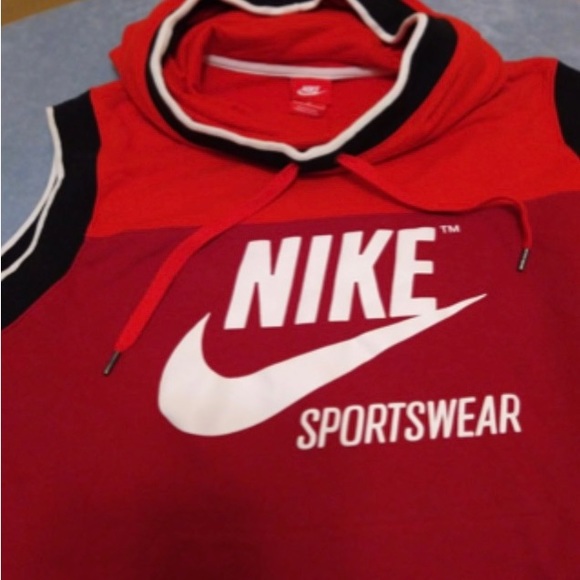 Sleeveless Nike hoodie- Never Worn - Picture 2 of 3